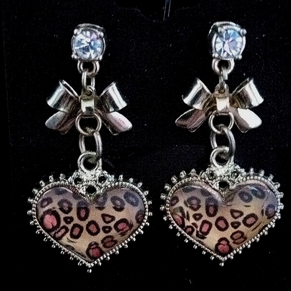 Vintage BETSEY JOHNSON Leaping Leopards Collection Bow & Heart Dangle Earrings. - Picture 5 of 6
